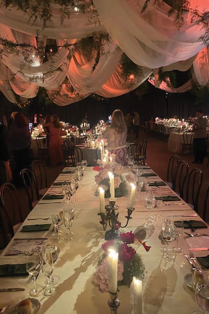 Una de las mesas en la carpa de 1800 metros cuadrados donde se realizó el banquete.