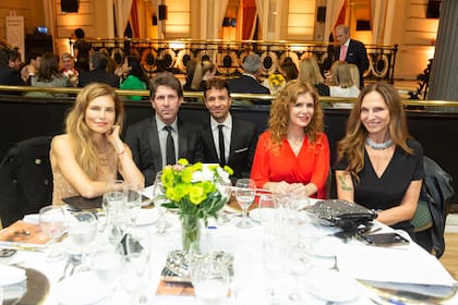 Una de las mesas más divertidas fue la de Julieta Kemble, Justo Saavedra, Damián Romero, Karina El Azem y Ginette Reynal. Las flores que decoraron las mesas las donó Marita Crotto.