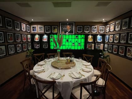Una de las mesas principales del restaurante de la familia Djokovic, rodeada de cuadros que refieren a grandes logros de Nole