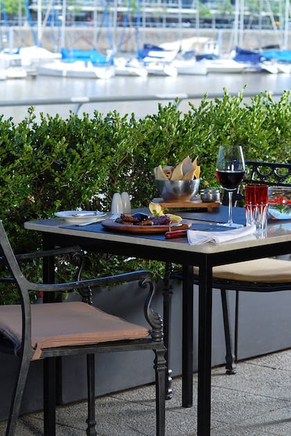 Una de las mesas sobre el río de La Cabaña, restaurante ubicado en Puerto Madero