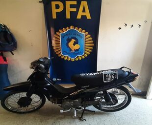 Una de las motocicletas que fueron incautadas por la Policía Federal en una causa de falsificación de patentes