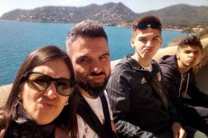 Una de las muchas familias que quedaron varadas fuera del país, decidieron empezar otra vida en el exterior