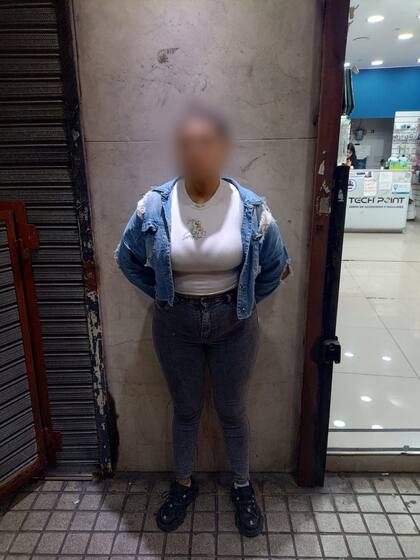 Una de las mujeres detenidas por el robo en Caballito.