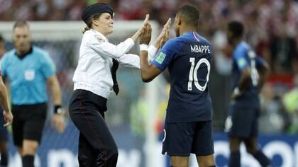 Una de las mujeres que ingresó al campo de juego saludó a Mbappe antes de ser expulsada