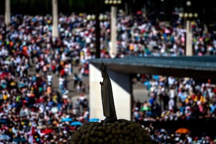 Una de las multitudinarias peregrinaciones a la virgen de Fátima en su santuario en Portugal