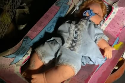 Una de las muñecas halladas en las instalaciones abandonadas