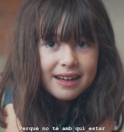 Una de las niñas que forma parte del video sobre la soledad.