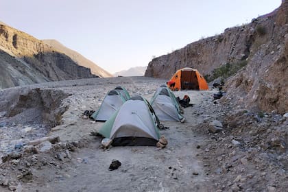 Una de las noches de la trvesía es en carpa; las otras en casas de familia