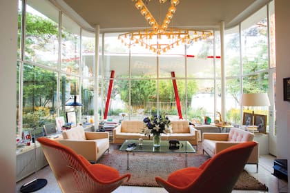 Una de las notas más increíbles que logramos fue la que le hicimos al galerista de arte Juerg Judin, que nos abrió las puertas de su casa de Berlín: una estación de servicio Shell de los años 40, restaurada