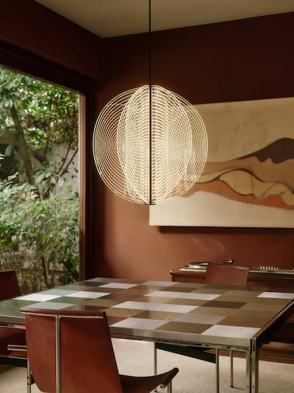 Una de las novedades de Stilnovo, la colgante 'Papylia', diseñada por Giuseppe Maurizio Scutellà, que combina la reinterpretación de íconos históricos con elementos contemporáneos