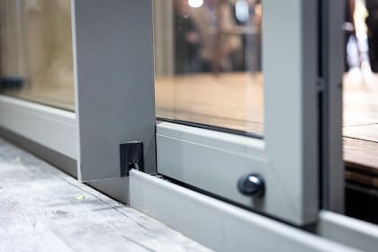 Una de las novedades fue el perfil central minimalista -creado para el sistema High-Design Slide-, ya que el marco central mide apenas 35mm.