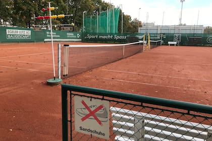 Una de las nueve canchas de polvo de ladrillo del Tennis Club Old Boys. 