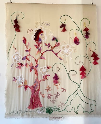 Una de las obras con materiales textiles que integran la muestra colectiva en la Casa Argentina de Roma