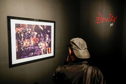 Una de las obras de la muestra "Brutto", del Indio Solari, que reúne obras en diversos formatos, hechas con medios digitales