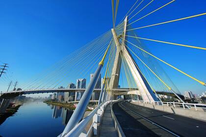 Una de las obras más recientes, el puente Octavio Frias de Oliveira, en San Pablo, sobre el río Pinheiros