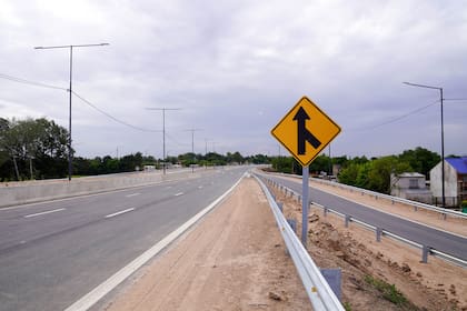 Una de las obras paralizadas en territorio bonaerense es la autopista Presidente Perón;  desde la gestión de Axel Kicillof piden el reinicio de la construcción del tramo de Merlo a La Plata y se niegan a firmar un traspaso de los trabajos