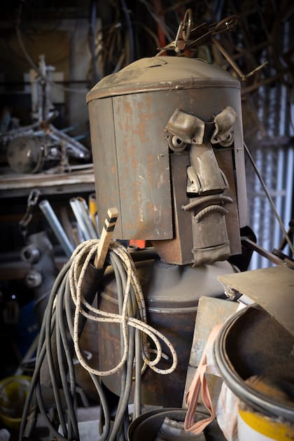 Una de las obras que el artista de chatarra crea con gran sentido del humor