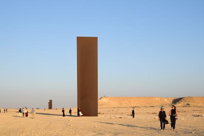 “East-West / West-East” (Este-Oeste / Oeste-Este), la obra del artista estadounidense Richard Serra