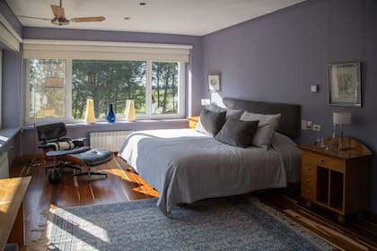 Una de las ocho cálidas habitaciones, con amplias ventanas que miran a los jardines y viñedos