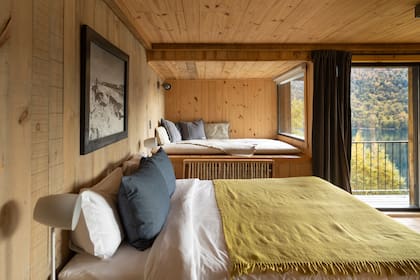 Una de las ocho habitaciones con balcón, gran vista y un sector de relax y lectura.