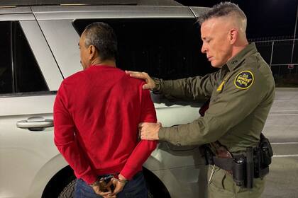 Una de las órdenes judiciales incumplidas, según la acusación, exigía que los agentes activaran sus cámaras corporales durante cualquier acción de control migratorio