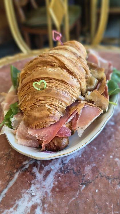 Una de las originalidades de Aznavour: croissant de chinchulines