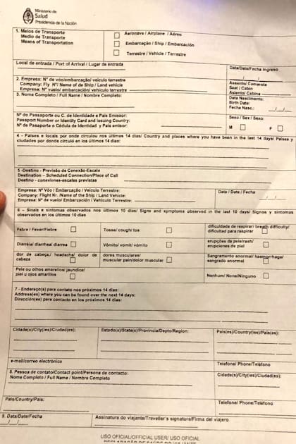 Una de las páginas del formulario que deben completar los pasajeros y entregar a su llegada a Ezeiza que está prevista para las 4.20 de mañana.