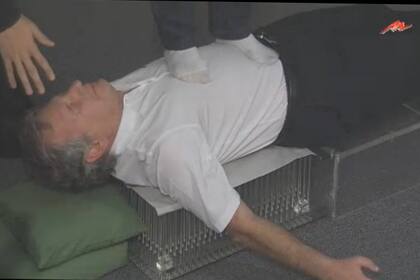 Una de las panelistas se para sobre Longobardi