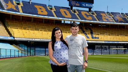 Las parejas se fotografiaron antes de la boda en el medio de campo de juego de la Bombonera