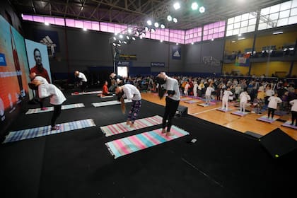 Una de las partes del Protocolo Común de Yoga, apto para todos los asistentes a la celebración del Día Internacional del Yoga en el polideportivo de Boca Juniors