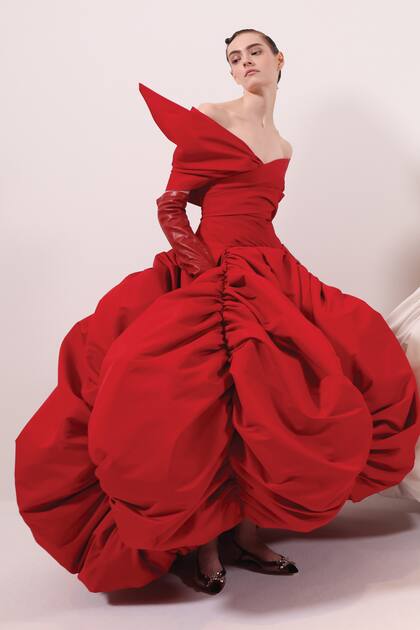 Una de las pasadas de Giambattista Valli, que abrió la Semana de la Moda de Alta Costura de París.