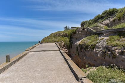 Una de las pasarelas de hormigón que aun quedan en pie