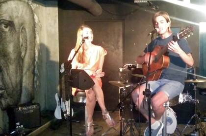 Una de las pasiones de Guada es cantar y lo hace para eventos parisinos. @pineirolupe