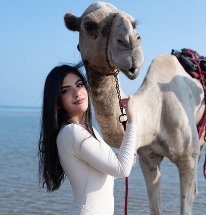 Una de las pasiones de la Miss Universo EAU es la equitación en camello (Instagram/@mimim7md1)