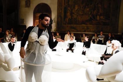 Una de las performances en el living, que además está documentada en video y puede verse en las pantallas