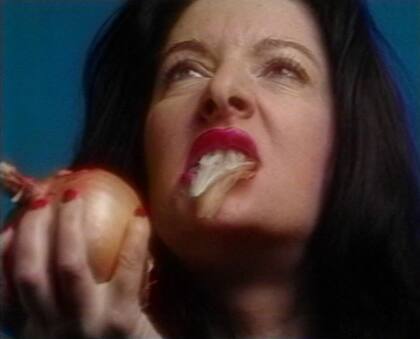 Una de las performances más conocidas de la artista serbia: "La cebolla", cruda y con cáscara, la devora