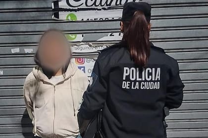 Una de las personas detenidas en Floresta mientras intentaba robar un local de indumentaria (Prensa Ministerio de Seguridad)