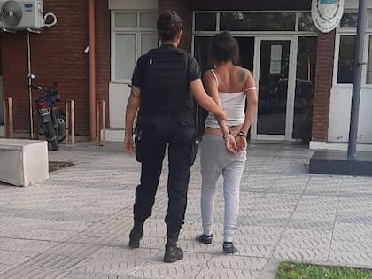 Una de las personas detenidas es trasladada a la sede policial tras el operativo realizado en Santo Tomé
