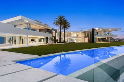 Una de las piletas de la mansión rodea The One como si fuera la fosa de un castillo medieval