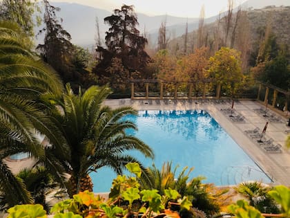 Una de las piletas del hotel Termas de Jahuel: el agua emerge directamente de tres fuentes termales naturales y, según el grupo de geólogos que hizo un estudio para conocer su origen, son aguas de hielos que llevan cuatro mil años bajo tierra