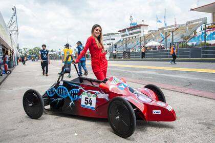 Una de las pilotos de Las Recargadas, la escudería femenina, en el auto diseñado en honor a Rosalind Franklin