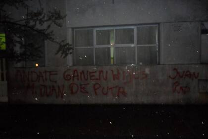 Una de las pintadas en la sede social del club