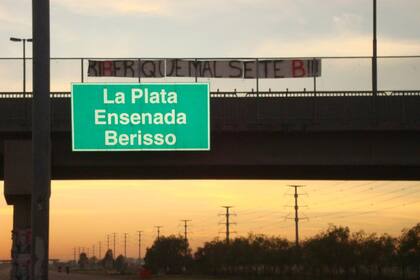 Una de las pintadas para River camino a La Plata