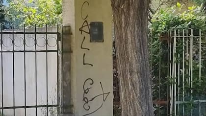 Una de las pintadas que precedió al incendio de la capilla de Pehuén-Co