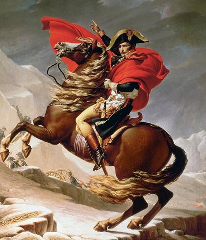 Una de las pinturas más célebres del arte neoclásico: “Napoleón cruzando los Alpes”, realizada por Jacques-Louis David entre 1801 y 1805. Napoleón aparece montando un caballo, envuelto en una capa roja que ondea al viento y porta su característico sombrero bicornio.