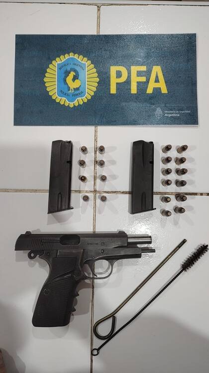 Una de las pistolas secuestradas por la Policía Federal Argentina en los allanamientos en Tres de Febrero