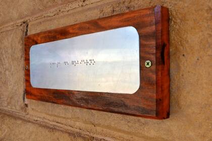 Una de las placas escrita en braille confeccionada por presos de una cárcel platense