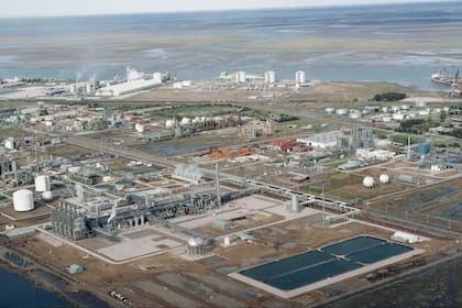 Una de las plantas que integra el Polo es de la Petroquímica Bahía Blanca PBB-Polisur, propiedad de la americana Dow Chemical.