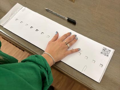 Una de las plantillas que se entregarán en el distrito de La Plata, con el sticker del QR que lleva al audio.