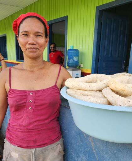 Una de las pobladoras de Buena Esperanza, la comunidad en el Amazonas que ahora cuenta con acceso a internet